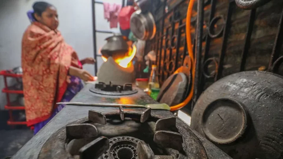 গ্যাস ও এলপিজির সংকটে রান্নায় ভোগান্তি
