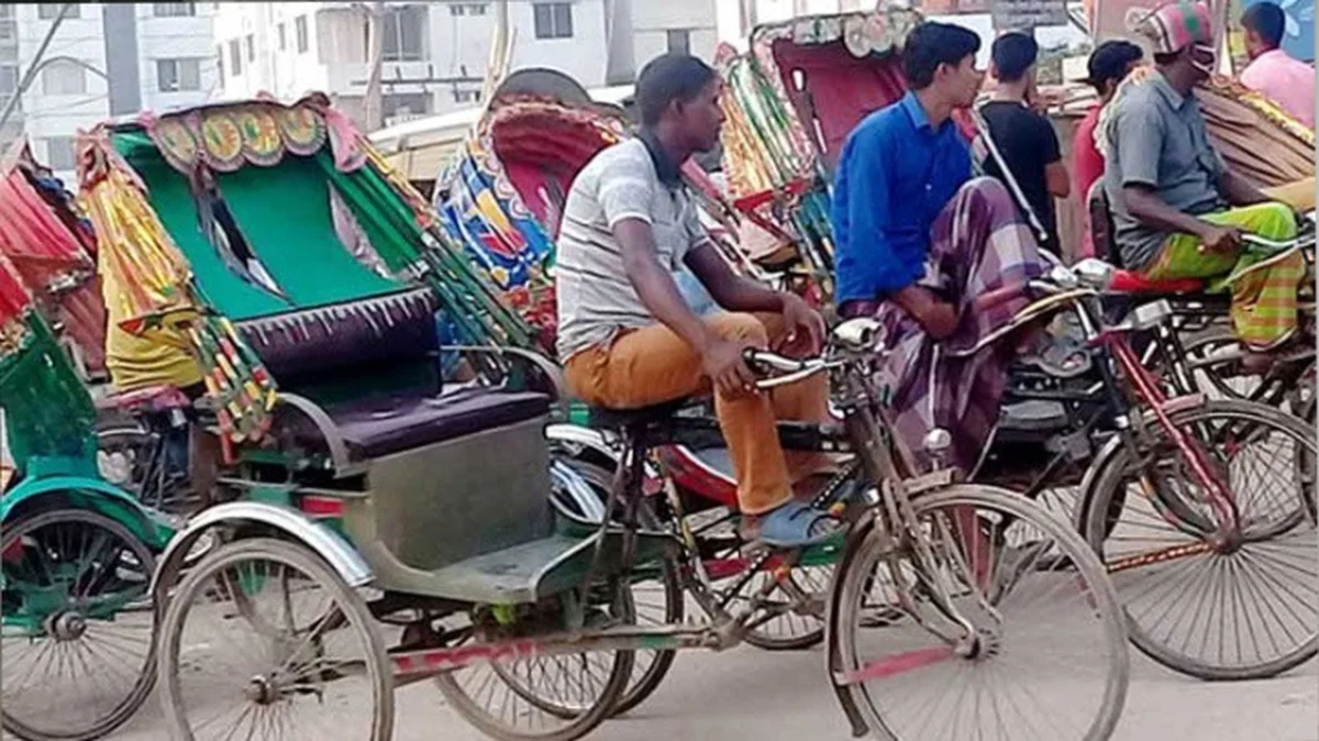 সড়কে নিয়ন্ত্রণহীন ব্যাটারিচালিত অটোরিকশা