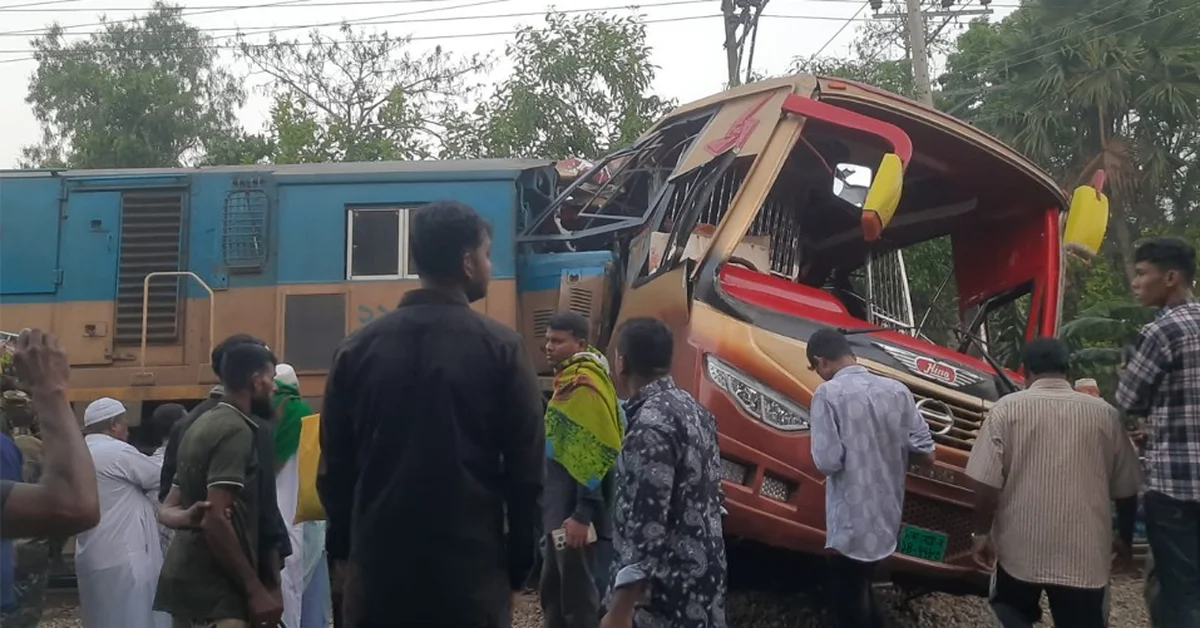 কুমিল্লায় লেভেল ক্রসিংয়ে ট্রেন-বাস সংঘর্ষে নিহত অন্তত ১২ জন