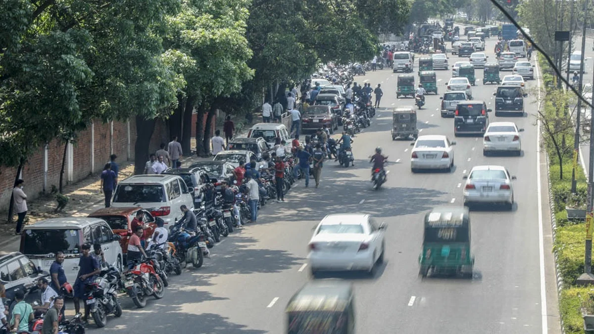 চৈত্রের দাবদাহে তেলের লাইনে চরম ভোগান্তি