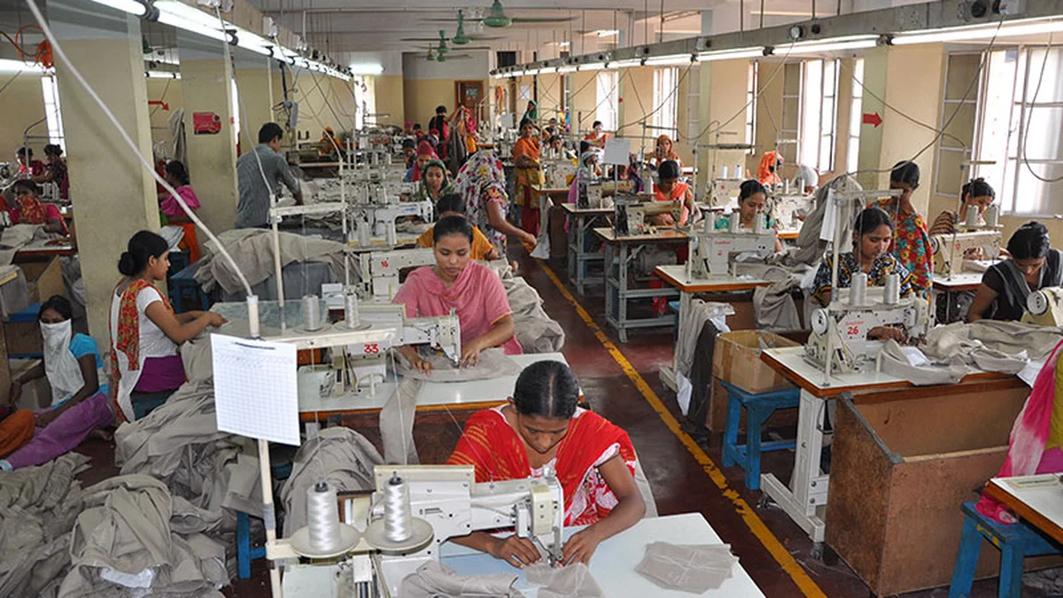 নীতিগত সংকট ও বিনিয়োগ অনিশ্চয়তায় বিপর্যস্ত গার্মেন্টস খাত