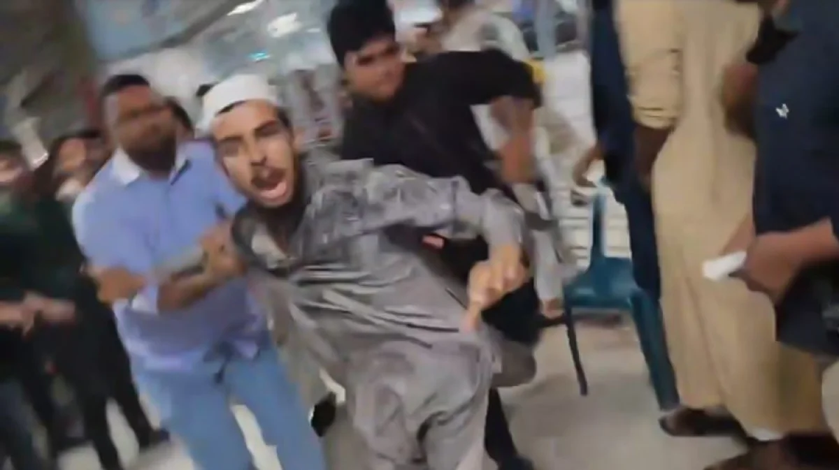 ঢাকা মেডিকেলে সাংবাদিকের ওপর হাদির সমর্থকদের হামলা