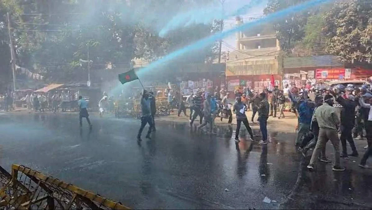 পে-স্কেল বাস্তবায়নের দাবিতে সরকারি কর্মচারীদের ‘ভুখা মিছিল’