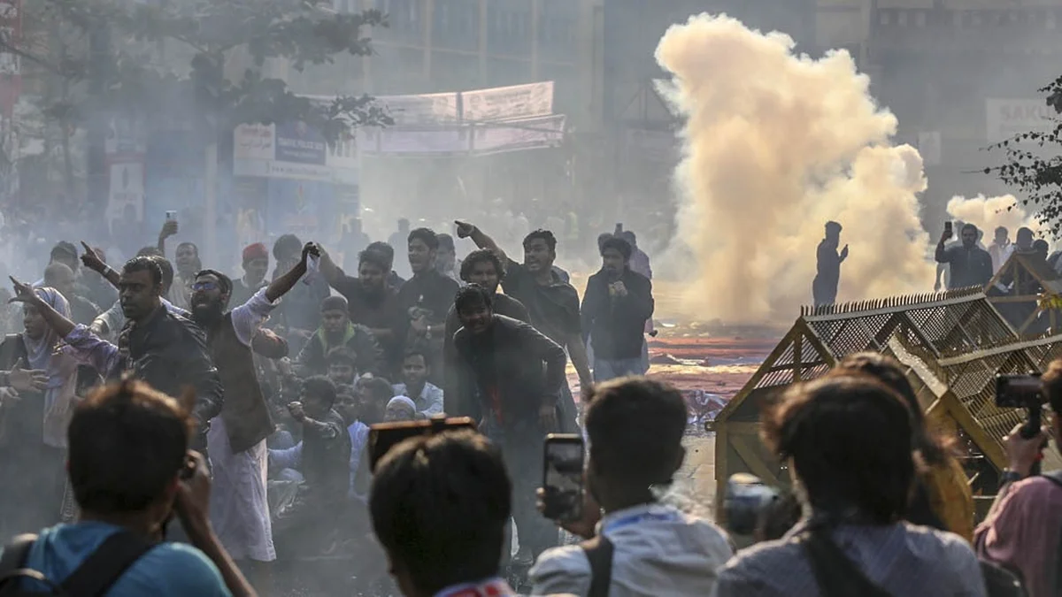 পুলিশের সঙ্গে ইনকিলাব মঞ্চের সংঘর্ষ ও ধাওয়া-পাল্টা ধাওয়া