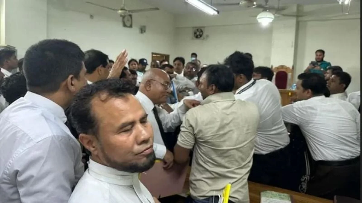 বিচারকের সামনে সাংবাদিককে মারধরঃ আদালত চত্বরে আইনজীবীদের হামলা