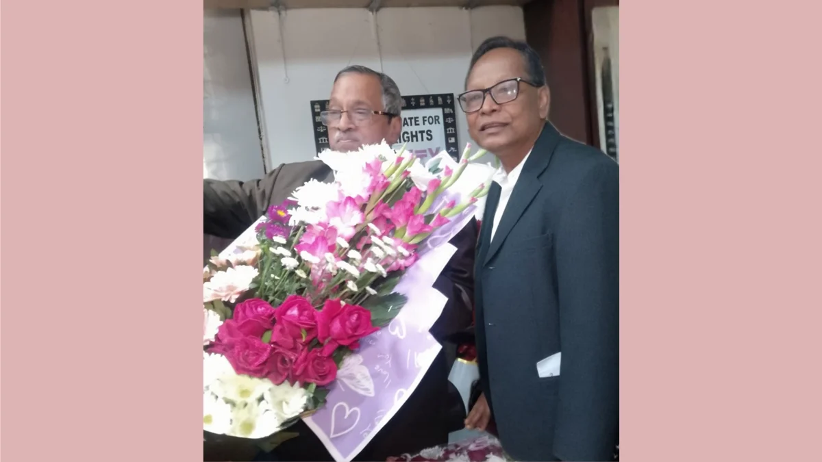বাংলাদেশ জাতীয়তাবাদী আইনজীবী ফোরাম সভাপতিকে আইনজীবীদের ফুলেল শুভেচ্ছা