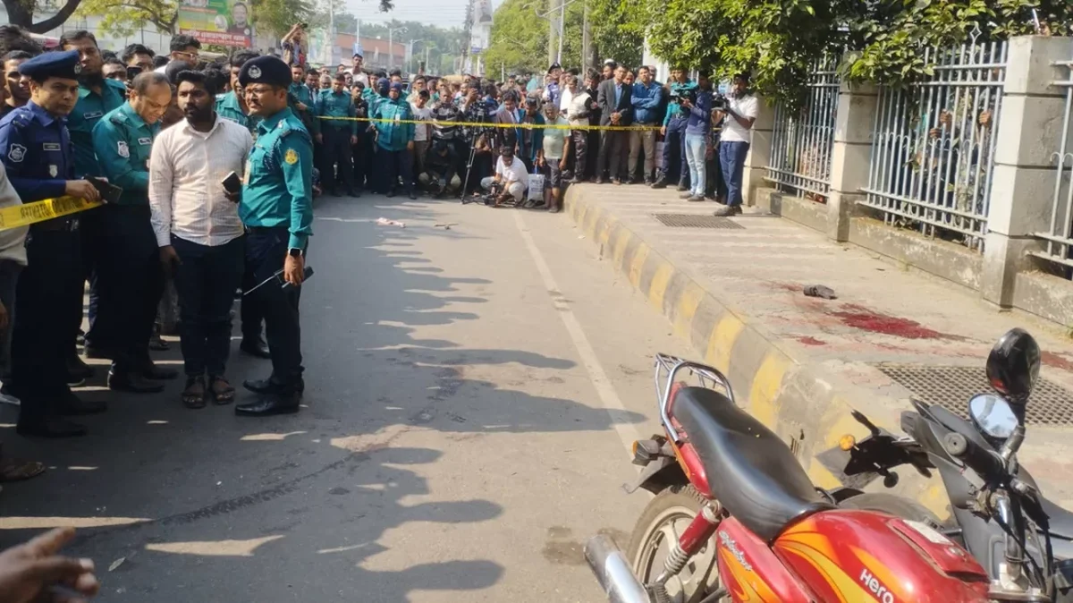খুলনায় আদালত চত্বরে দিবালোকে গুলি করে ও কুপিয়ে হত্যা