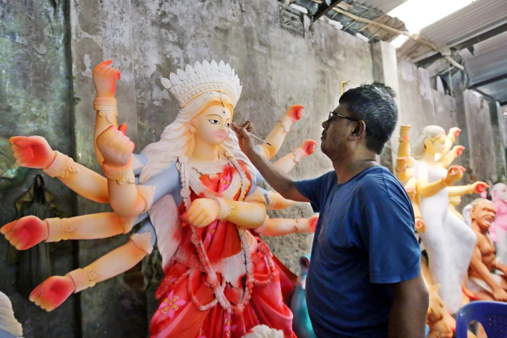ঐতিহ্য-আধুনিকতার মিশেলে পুরান ঢাকায় দুর্গোৎসবের প্রস্তুতি