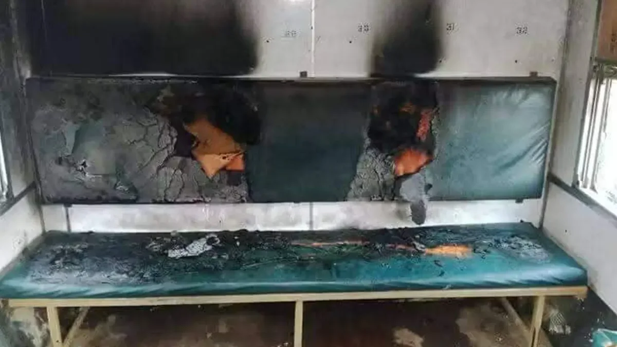ময়মনসিংহে গানপাউডার দিয়ে ট্রেনের বগিতে আগুন