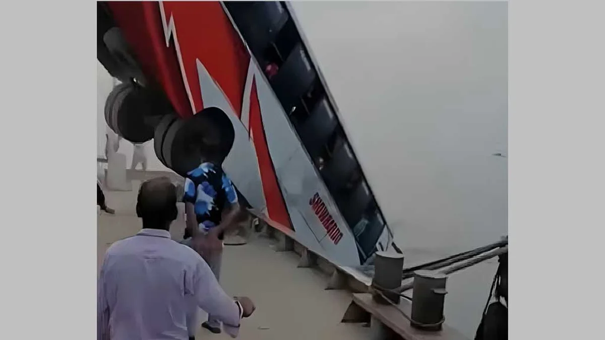 দৌলতদিয়া ফেরিঘাটে নদীতে বাসডুবির ঘটনায় মৃতের সংখ্যা বেড়ে ২৬