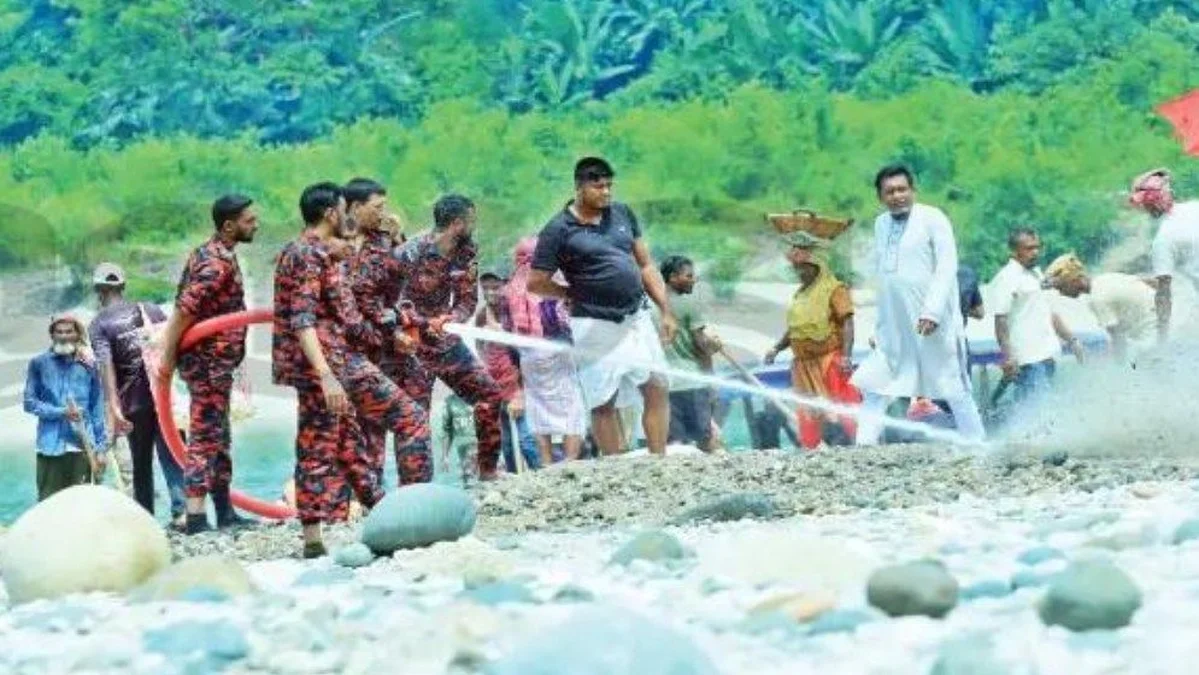 ভোলাগঞ্জ সাদা পাথরে পানি স্প্রে, সমালোচনার ঝড়