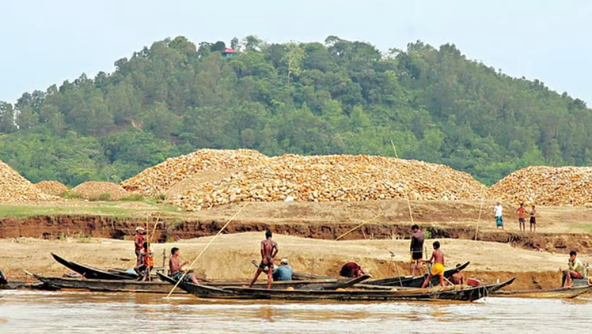 প্রশাসনের চোখের সামনে চলছে বোমা মেশিনের তাণ্ডব