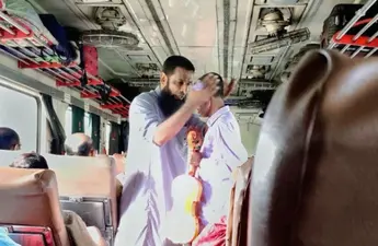 পারাবত ট্রেনে গান গাওয়ার ‘অপরাধে’ অন্ধ শিল্পীকে লাঞ্ছনা