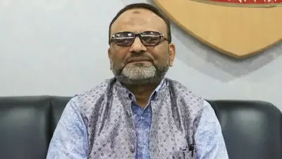 নির্বাচনের প্রাক্কালে ঢাকা বিশ্ববিদ্যালয়ের উপাচার্য নিয়াজ আহমেদ খানের পদত্যাগের ঘোষণা