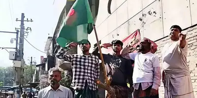 ঢাকায় আওয়ামী লীগ কার্যালয়ের সামনে জাতীয় পতাকা উত্তোলন