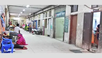 বছরে মেঝেতে চিকিৎসা নিচ্ছেন ৪৪ লাখের বেশি রোগী