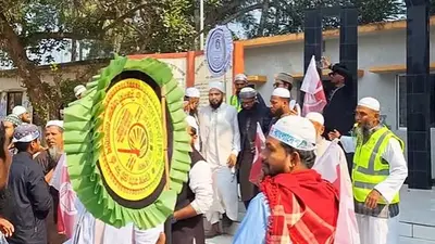 শহীদ মিনারে জুতা পায়ে ইসলামী আন্দোলনের প্রার্থীসহ নেতাকর্মীরা