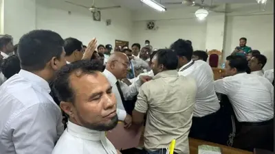 বিচারকের সামনে সাংবাদিককে মারধরঃ আদালত চত্বরে আইনজীবীদের হামলা