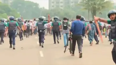 ‘জুলাই যোদ্ধা’ ও আইনশৃঙ্খলা বাহিনীর সংঘর্ষ, টিয়ারশেল ও সাউন্ড গ্রেনেড নিক্ষেপ