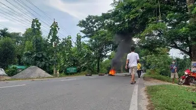 স্কুলছাত্রীকে দলবদ্ধ ধর্ষণের প্রতিবাদে খাগড়াছড়িতে আধাবেলা সড়ক অবরোধ