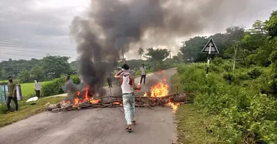 মহাসমাবেশ ও অবরোধে অচল সড়ক যোগাযোগ