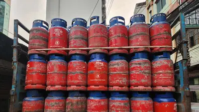 এলপিজি বিক্রি বন্ধে সংকট তীব্র, কৃত্রিম ঘাটতিতে আকাশছোঁয়া দাম