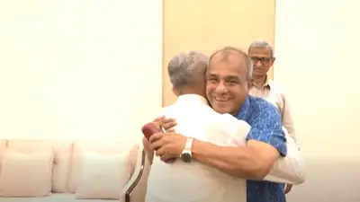 লুৎফুজ্জামান বাবরকে ‘স্যার স্যার’ করে জড়িয়ে ধরলেন স্বরাষ্ট্র উপদেষ্টা জাহাঙ্গীর
