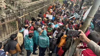 বিএনপির চাঁদাবাজির বিরুদ্ধে রাস্তায় আবর্জনা সংগ্রহকারীরা