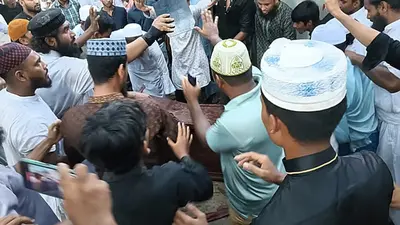 রাজবাড়ীর গোয়ালন্দে ‘নুরাল পাগলা’র কবর ভেঙে মরদেহ উত্তোলন, আগুন দিয়ে পুড়িয়ে দিল তৌহিদী জনতা