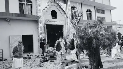 পাকিস্তানে শিয়া মসজিদে জুমার নামাজের সময় আত্মঘাতী বোমা বিস্ফোরণ
