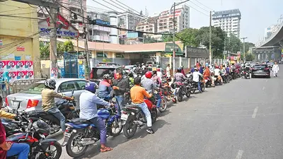 যুদ্ধের প্রভাবে জ্বালানি ঘাটতি, তেল সংকটে বিপর্যস্ত জনজীবন