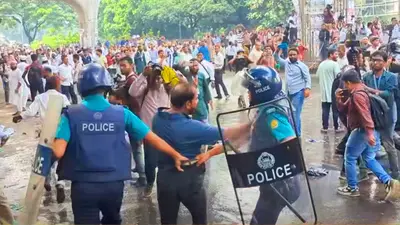 প্রেসক্লাবের সামনে আন্দোলনকারীদেরকে পুলিশের লাঠিপেটা, সাউন্ড গ্রেনেড নিক্ষেপ
