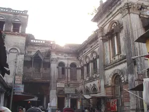 পুরান ঢাকার প্রত্নসম্পদ কি টিকে থাকবে, নাকি ইতিহাসে মিলিয়ে যাবে?