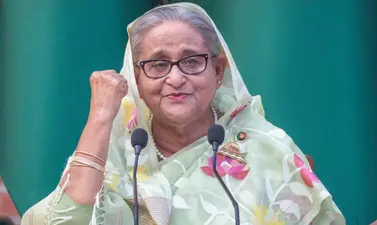 শ্রীলংকা গার্ডিয়ানে প্রকাশিত বিশ্লেষণধর্মী প্রতিবেদনে শিবাঙ্গী শর্মা লিখেছেন, শেখ হাসিনা সরকারের পতনের পর বাংলাদেশের রাজনীতিতে কওমি মাদ্রাসাভিত্তিক সংগঠন হেফাজতে ইসলাম নতুন করে প্রভাব বিস্তার করছে। ধর্মীয় ইস্যুতে বিক্ষোভ, নির্বাচনের আগে রাজনৈতিক দলগুলোর সঙ্গে যোগাযোগ, সংখ্যালঘু ও সাংস্কৃতিক অনুষ্ঠানের বিরোধিতা মিলিয়ে সংগঠনটি দেশের ক্ষমতার ভারসাম্য ও ধর্মনিরপেক্ষতা নিয়ে নতুন বাস্তবতা তৈরি করছে। বিডি ভয়েসের পাঠকদের জন্য বিশ্লেষণটি বাংলায় প্রকাশ করা হল।