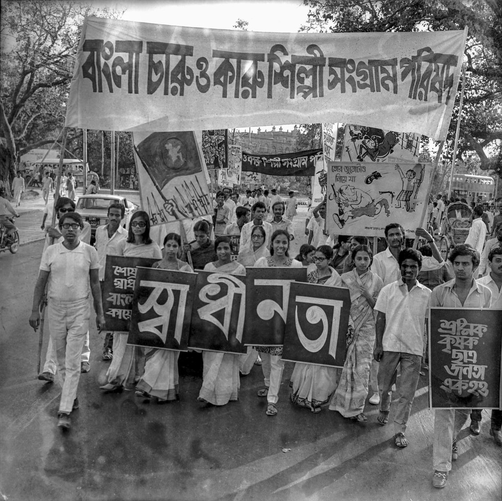 মুক্তিযুদ্ধের সময়ে চারুশিল্পীরা পোস্টার, দেয়ালচিত্র, প্রদর্শনী ও প্রতিবাদী শিল্পে জনমত গঠনে গুরুত্বপূর্ণ ভূমিকা রাখেন। জয়নুল, কামরুল, মুর্তজা বশীরসহ অনেকে দেশ–বিদেশে নৃশংসতা তুলে ধরেন, কেউ সরাসরি যুদ্ধে লড়েন। তাঁদের শিল্পই স্বাধীনতার স্বপ্নকে দৃশ্যমান করে