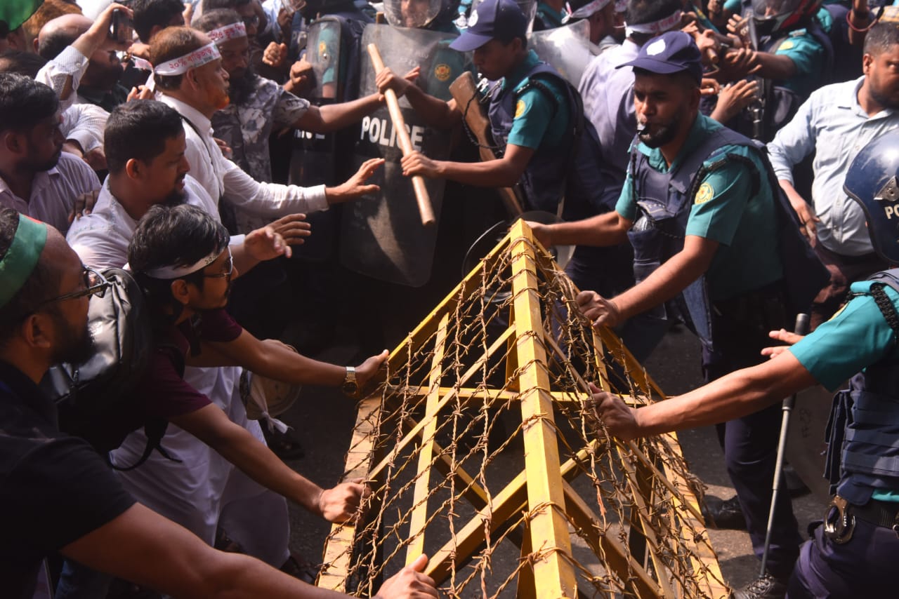 তিন দাবি আদায়ে টানা আন্দোলনের অংশ হিসেবে বুধবার রাজধানীর শাহবাগ মোড় অবরুদ্ধ করেন এমপিওভুক্ত শিক্ষা প্রতিষ্ঠানের শিক্ষক-কর্মচারীরা। কেন্দ্রীয় শহীদ মিনার থেকে দুপুর ২টার পর তারা শাহবাগ মোড়ে এসে রাস্তা আটকে দেন।